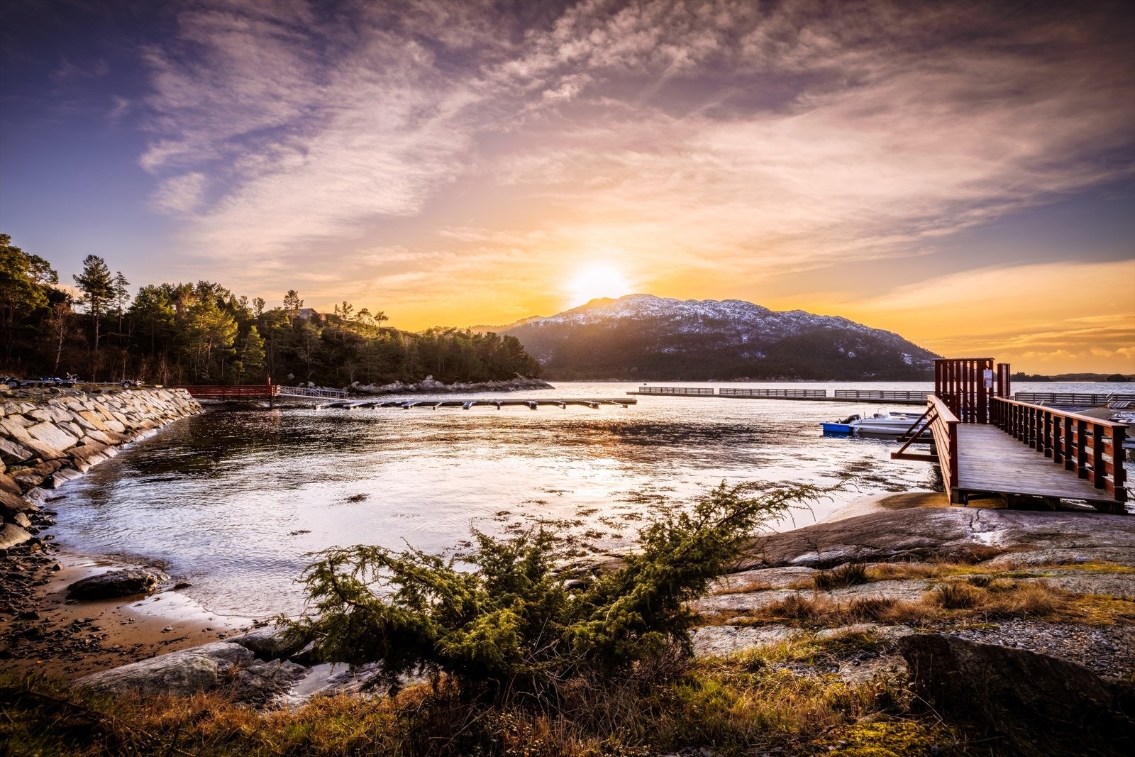 Området rundt Eivindvik byr på flere fine strender og små badeviker som er perfekte for sommerdager. Her kan du nyte stille stunder ved vannet eller ta en forfriskende dukkert i fjorden Galleribilde