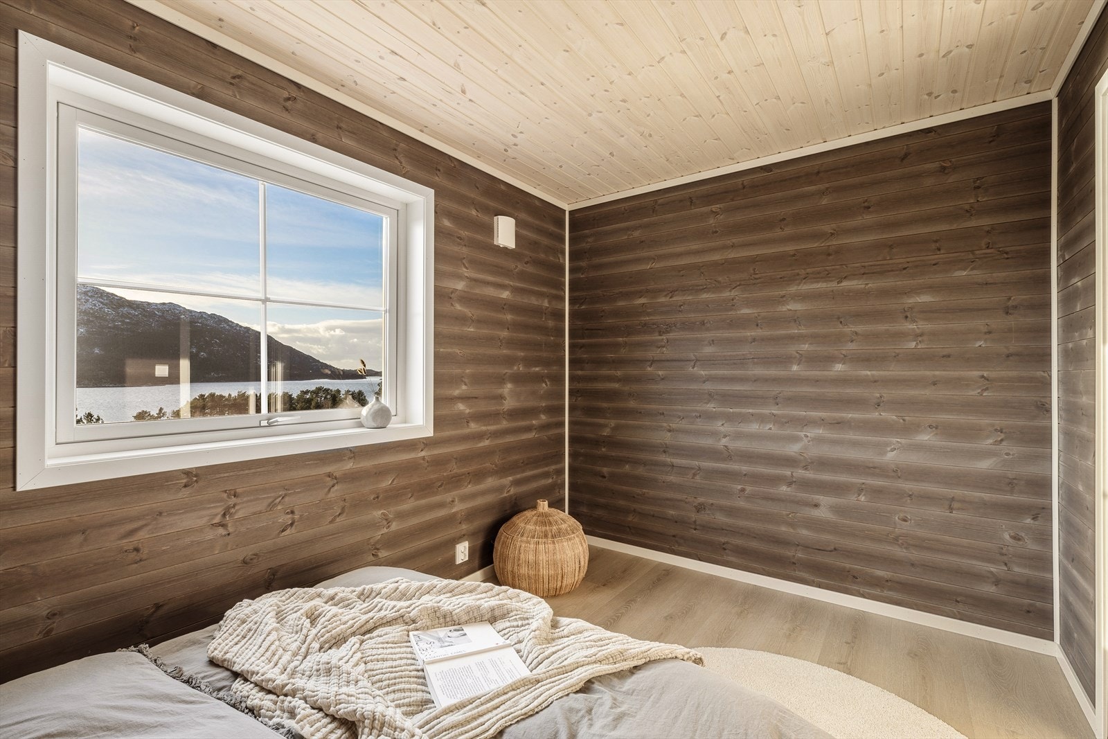 Soverommet har en fantastisk utsikt over fjorden, noe som gir rommet en rolig og avslappende atmosfære Galleribilde