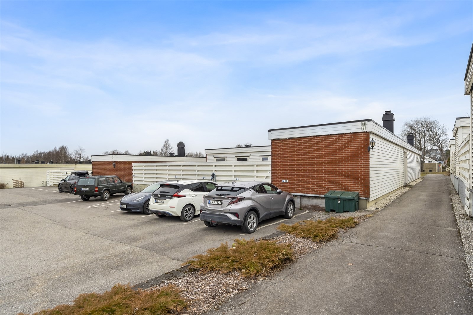 Det medfølger én biloppstillingsplass tilknyttet Brinkvegen 9. Galleribilde