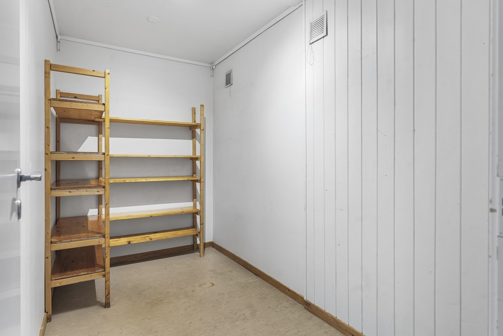 Ved siden av hovedsoverommet er det en praktisk bod som også kan anvendes som en garderobe. Galleribilde