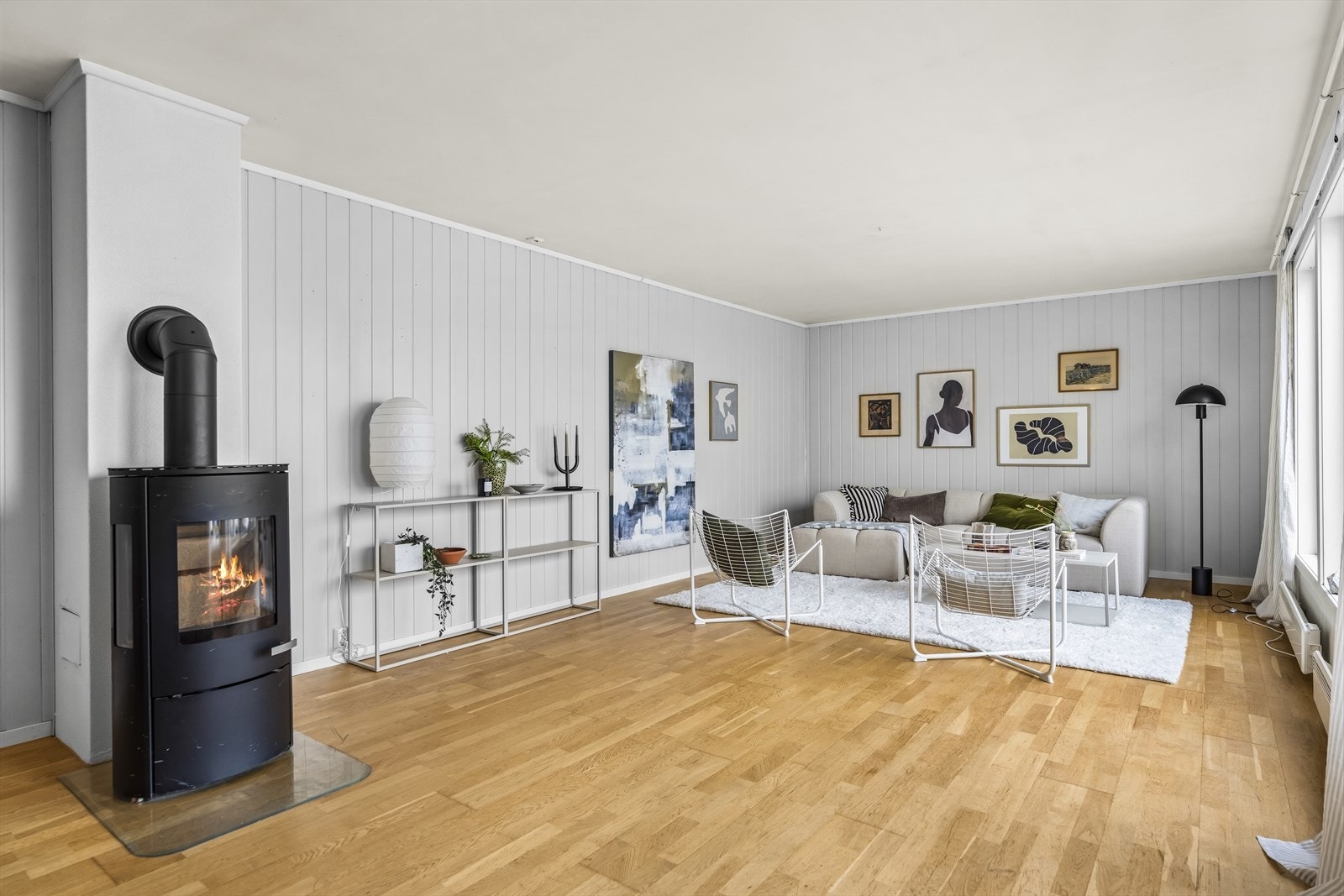 Stor og romslig stue med god plass for både spise- og sittegruppe. Galleribilde