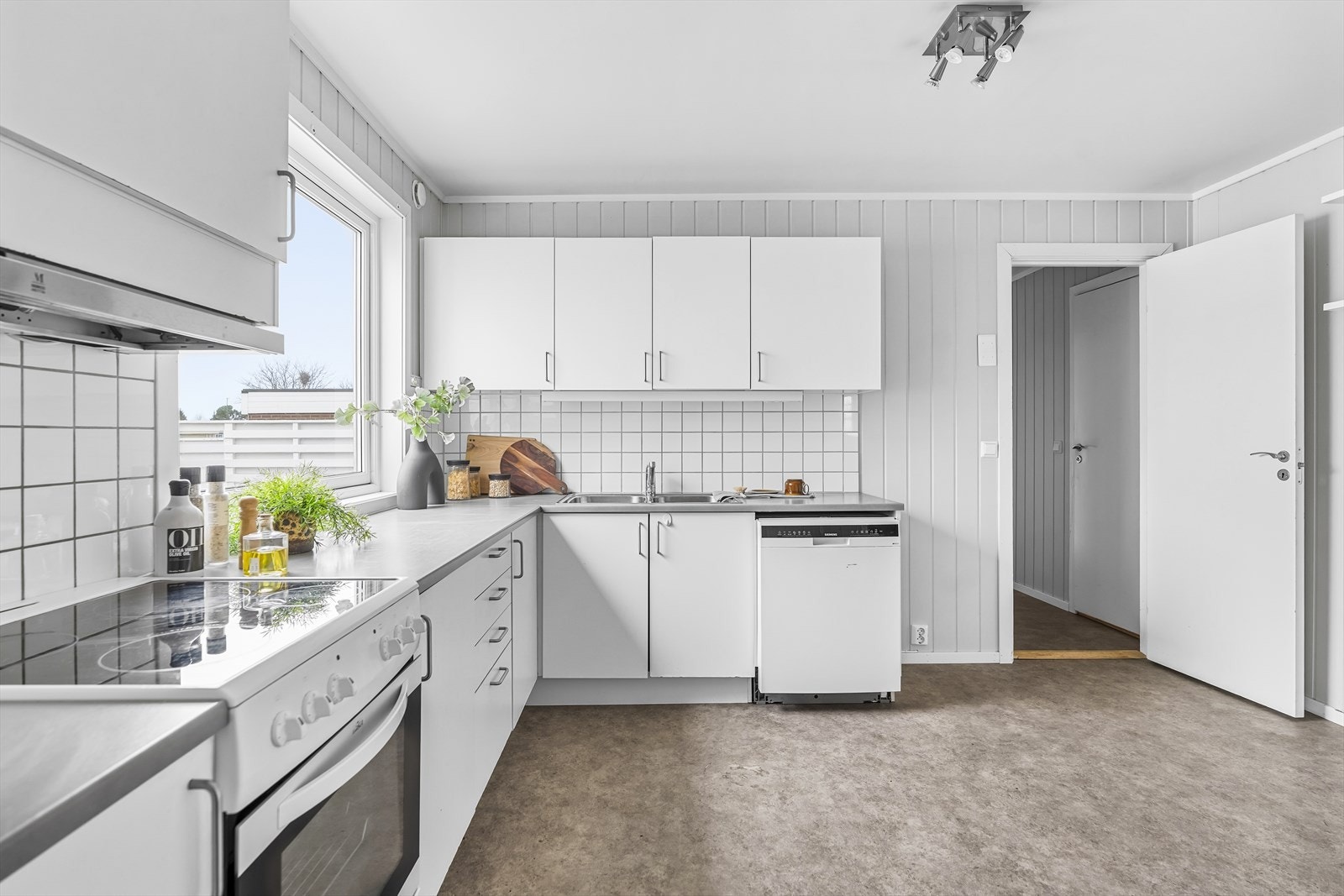På kjøkkenet er det plass til frittstående komfyr og opplegg for oppvaskmaskin. Galleribilde