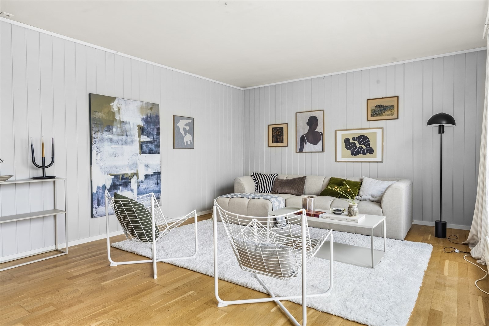 Det er parkett på gulvet, samt malt panel på veggene. Galleribilde