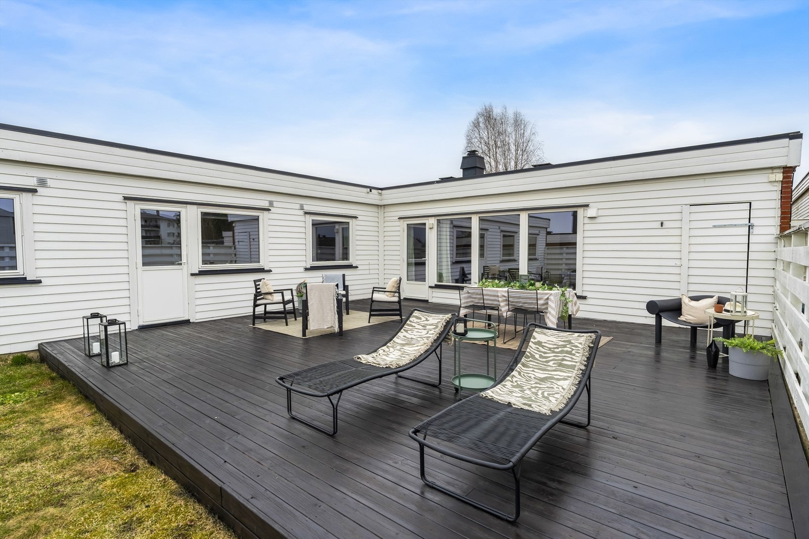 Boligen byr på en god planløsning, lyse overflater og et herlig, skjermet uteareal med stort terrasseområde. Galleribilde