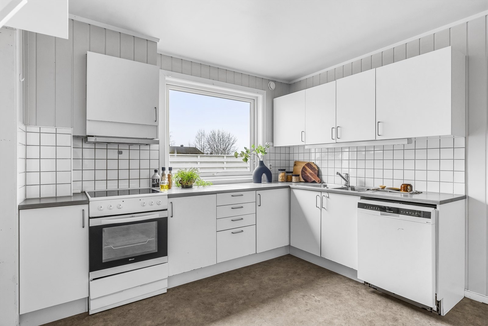 Benkeplaten er av laminat, og det er montert flisfelt på veggen over benken. Galleribilde