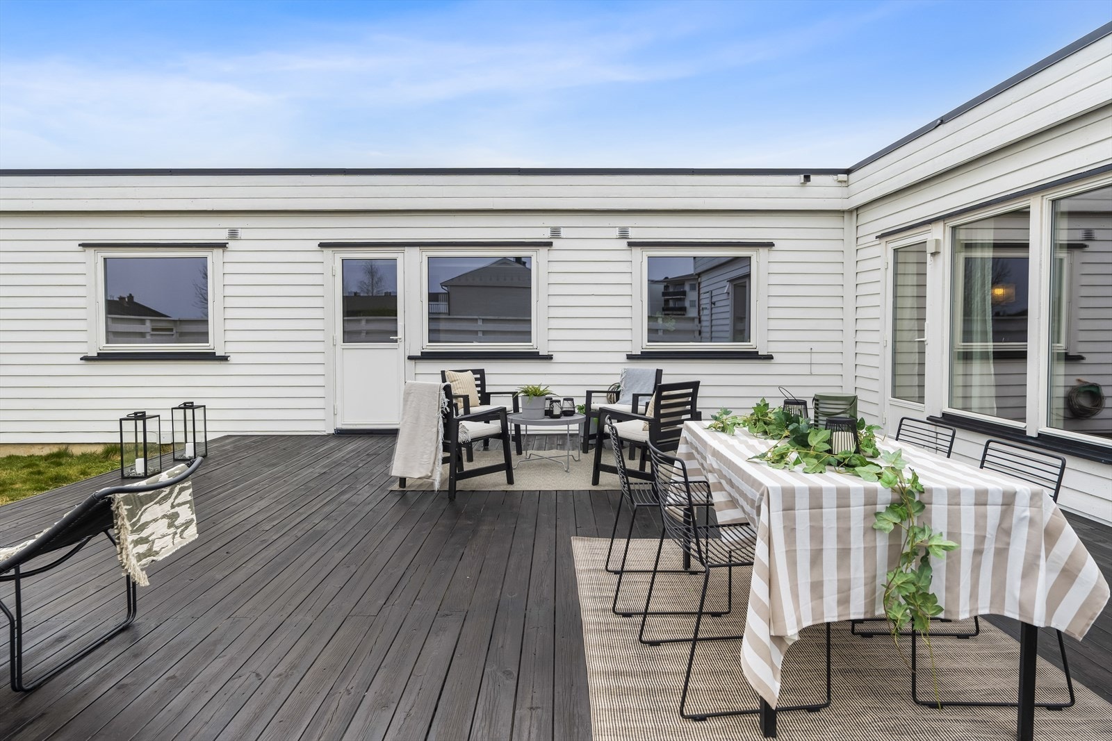 Her ute er det god plass til flere møbelgrupper, samt grill. Galleribilde