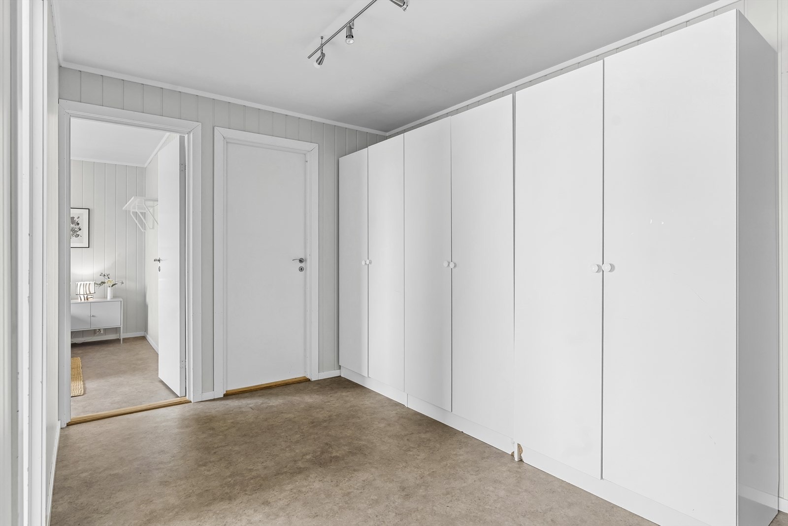 I mellomgangen til soverommene er det i dag godt med garderobeplass. Galleribilde