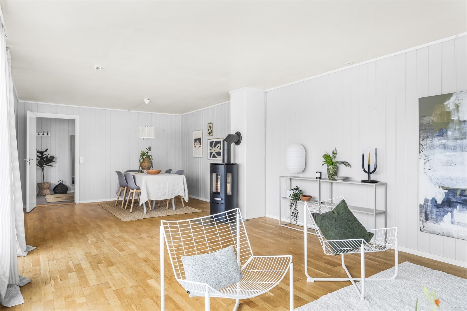 Det er god plass til stort spisebord. Galleribilde