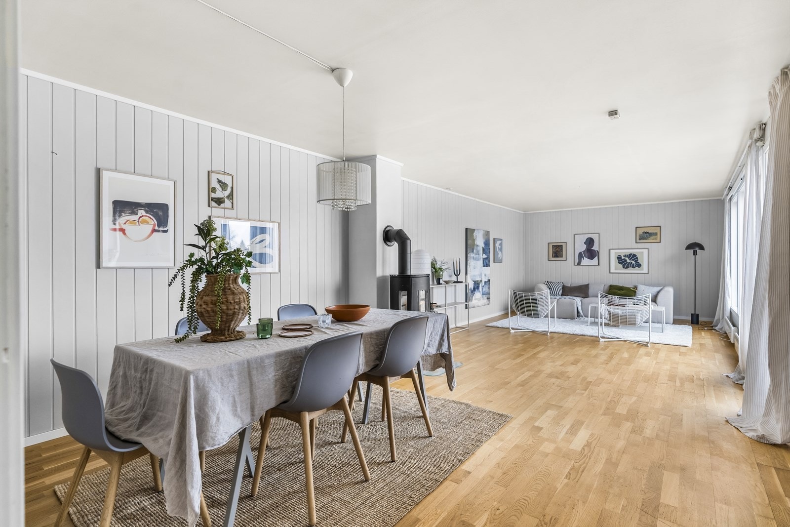 Fra stuen har du utgang til den fine, skjermede uteplassen. Galleribilde