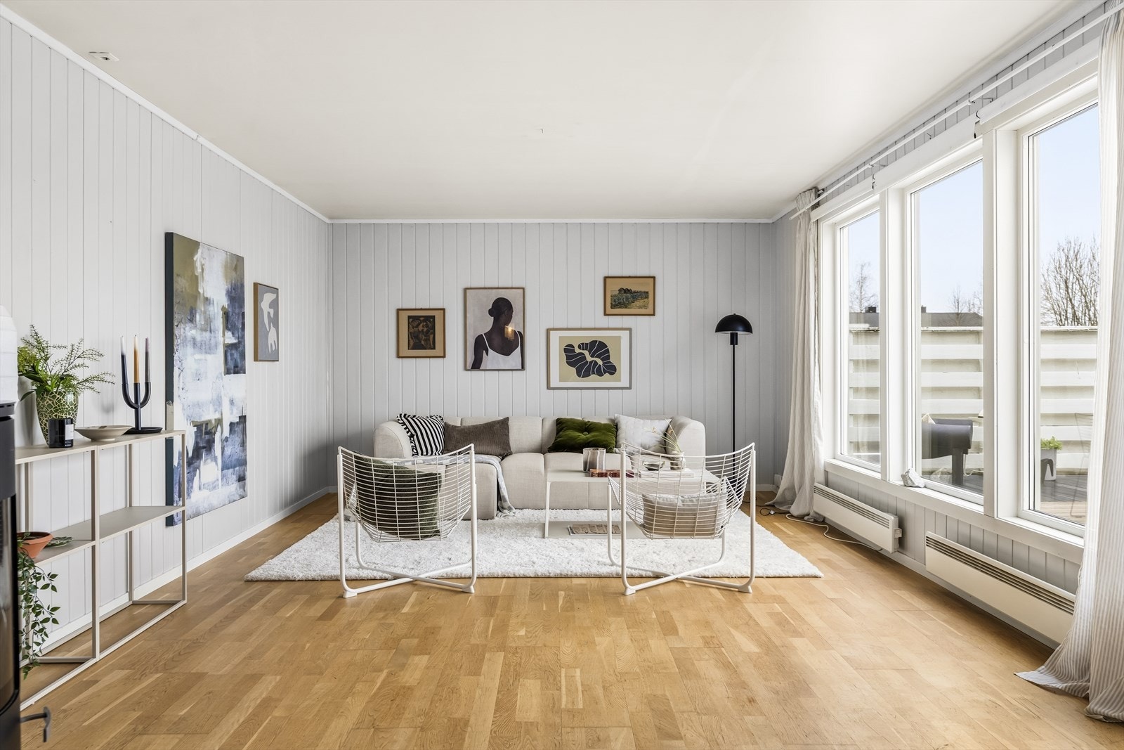 Store vinduer gir godt med naturlig lys samtidig som det gir en god romfølelse. Galleribilde