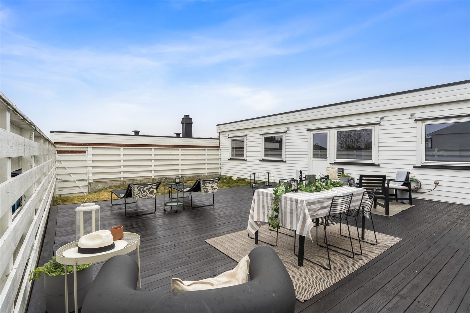 Uteområdet er bestående av en stor terrasse og en hagedel. Galleribilde