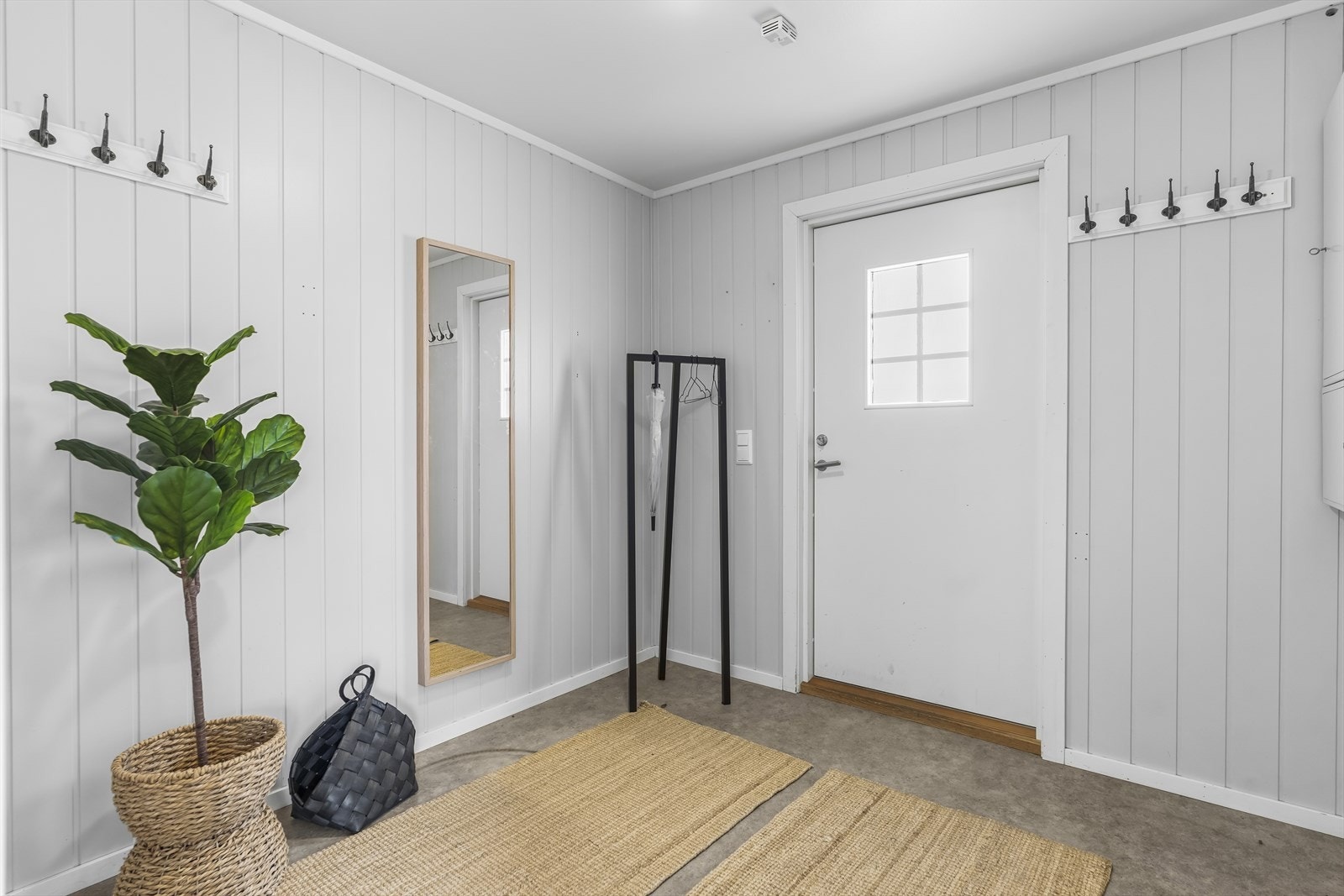 I entréen er det plass til å henge fra seg yttertøy og sette fra seg sko. Galleribilde