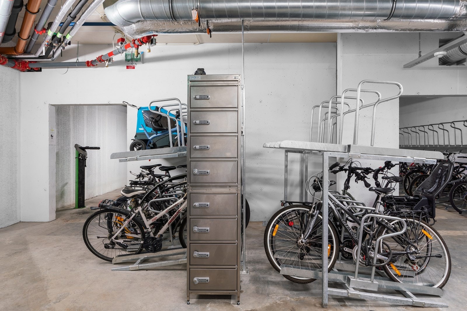 Felles sykkelparkering, servicestasjon for sykler og el-sykkel pool. Galleribilde