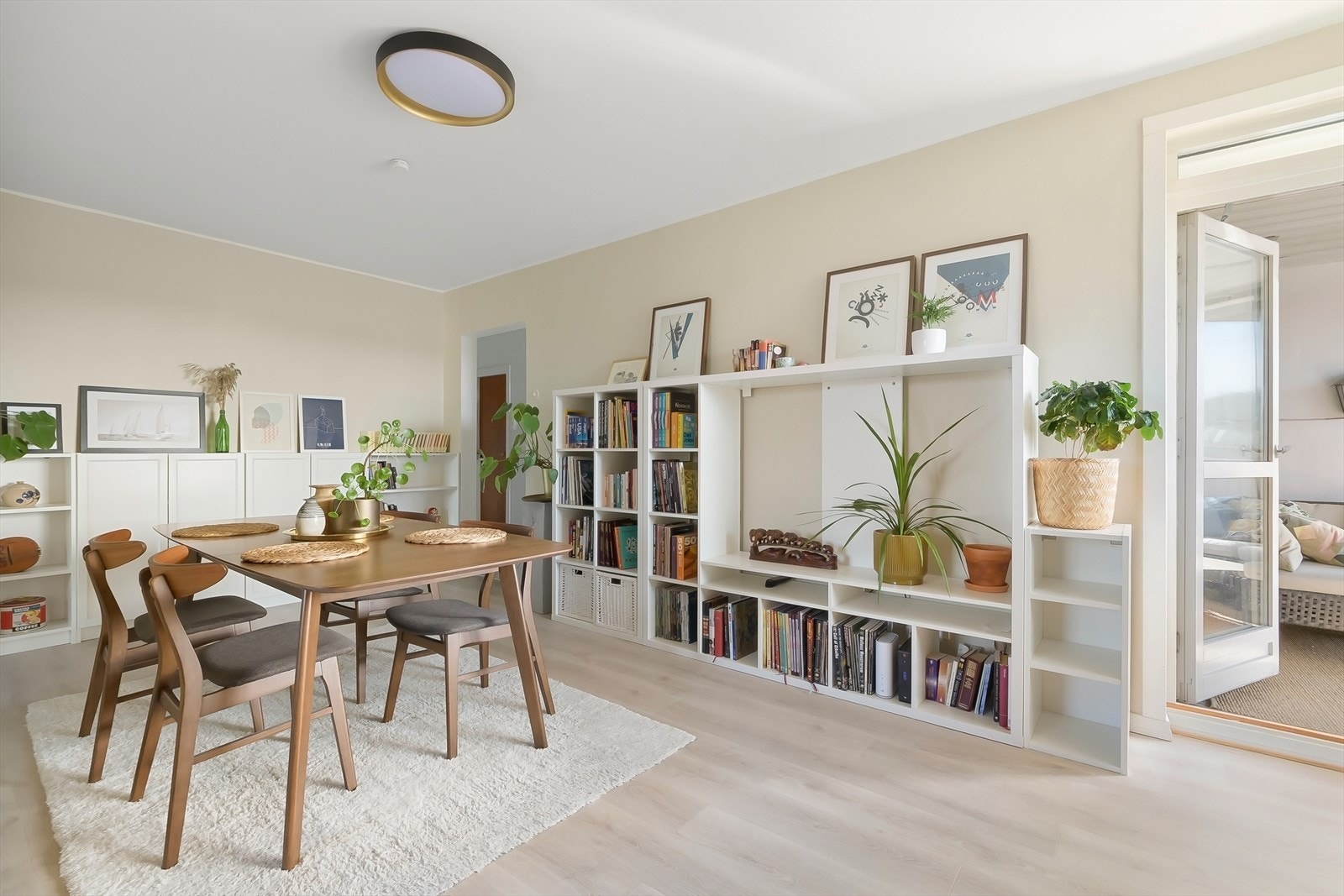 Nydelige fargetoner på veggene og et pent laminatgulv gjør det enkelt å sette sitt eget preg på boligen! Galleribilde