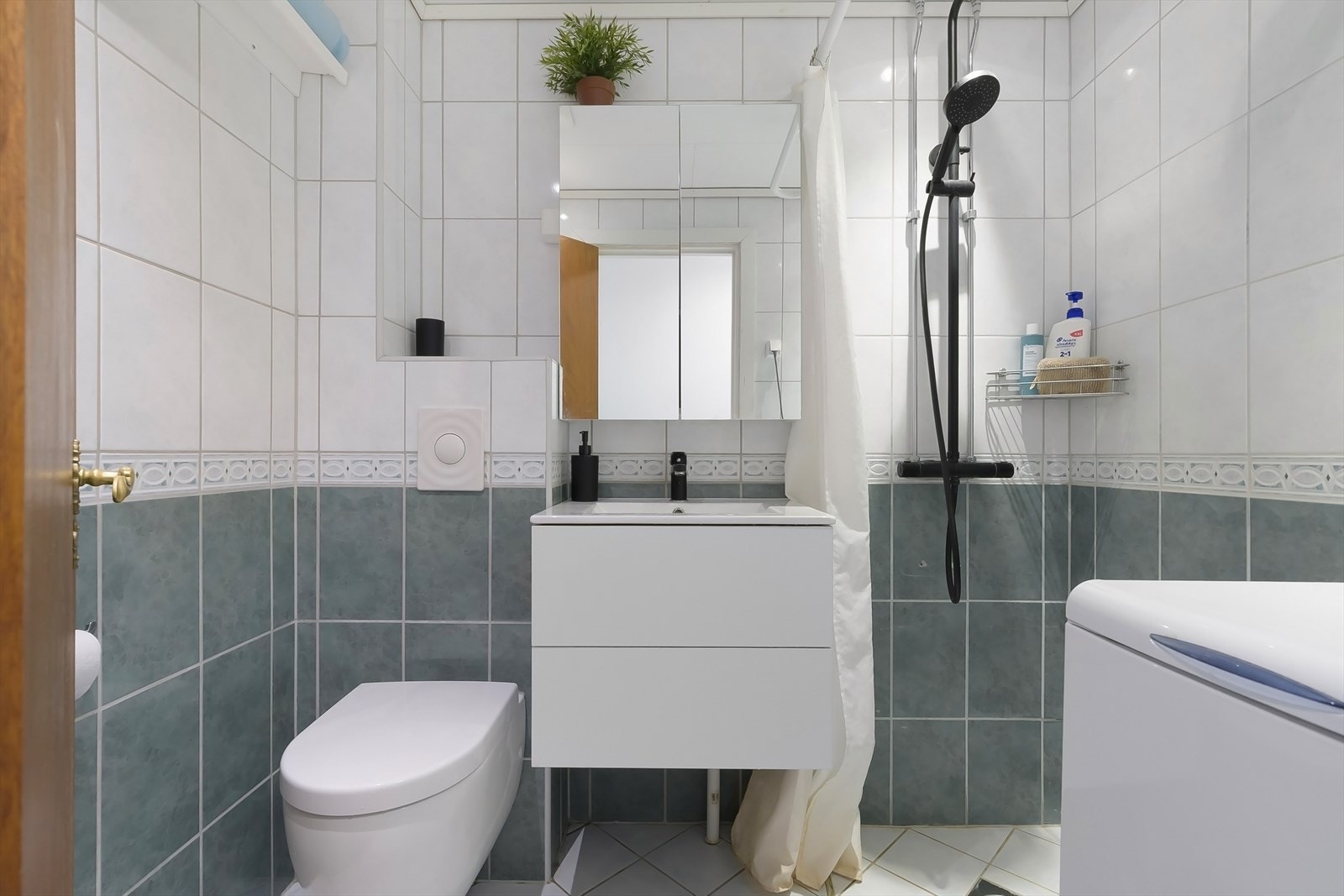 Badet ble oppgradert i regi av borettslaget i 2006. I 2022 ble dusjarmatur, servantskap med servant og opplegg for vaskemaskin skiftet. I 2026 ble det pigget opp én flis da varmekablene var defekte. Galleribilde