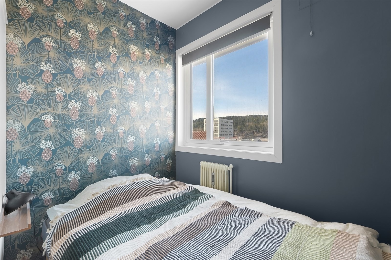 Innbyende soverom med plass til dobbeltseng og tilhørende møblement. Galleribilde