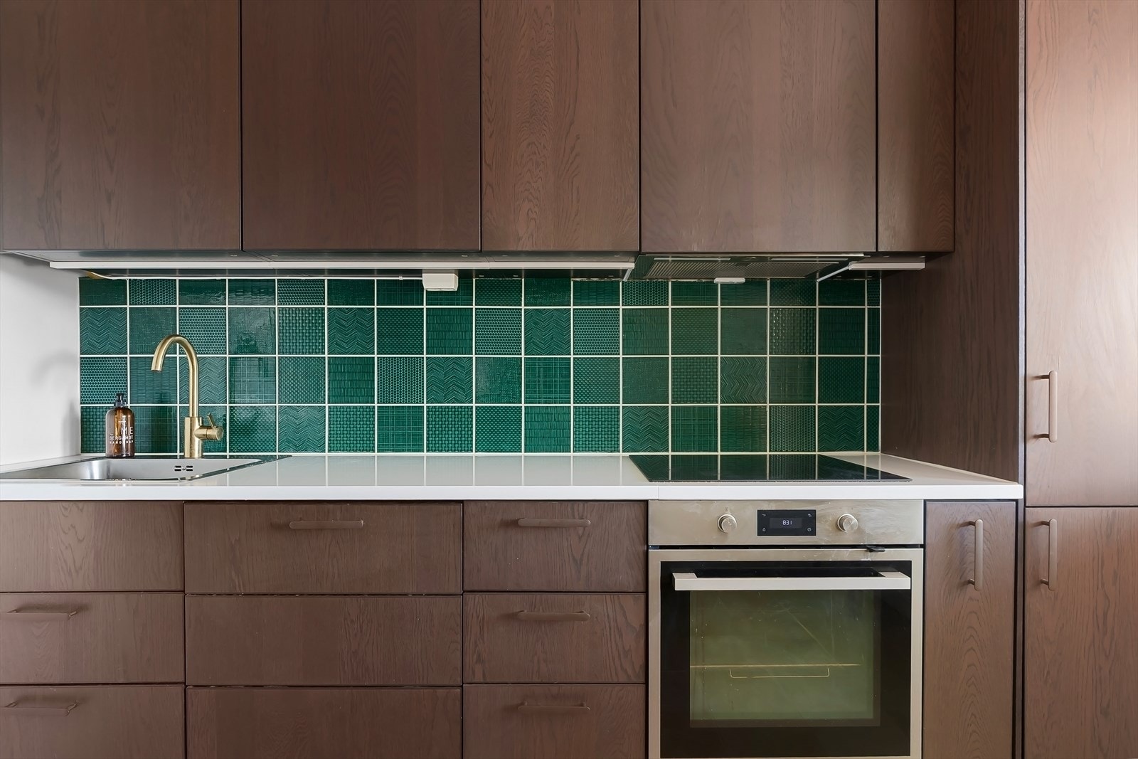 Kjøkkenet er fra IKEA, med stilren innredning fra 2022, og er utstyrt med integrert kjøl/fryseskap, oppvaskmaskin, stekeovn og platetopp med kullfiltervifte over stekesonen. Galleribilde