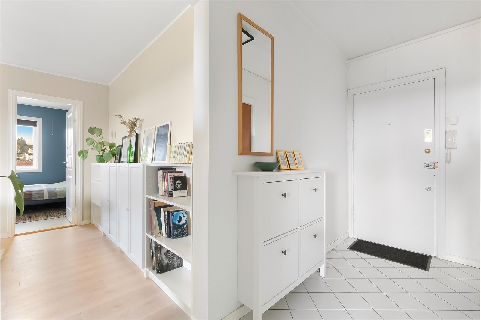 Flott entré, med praktisk flislagt gulv. Leiligheten disponerer en bod i første etasje på 4 m². Galleribilde