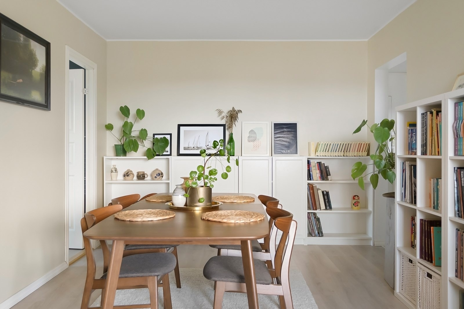 Det er god plass til å samle venner og familie rundt spisebordet Galleribilde