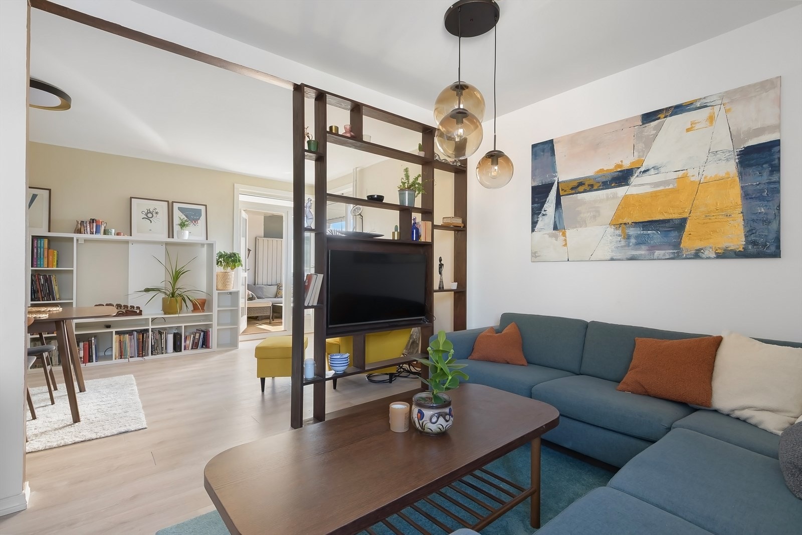 Stuen har en velfungerende romløsning med funksjonelle soner og gode innredningsmuligheter. Galleribilde