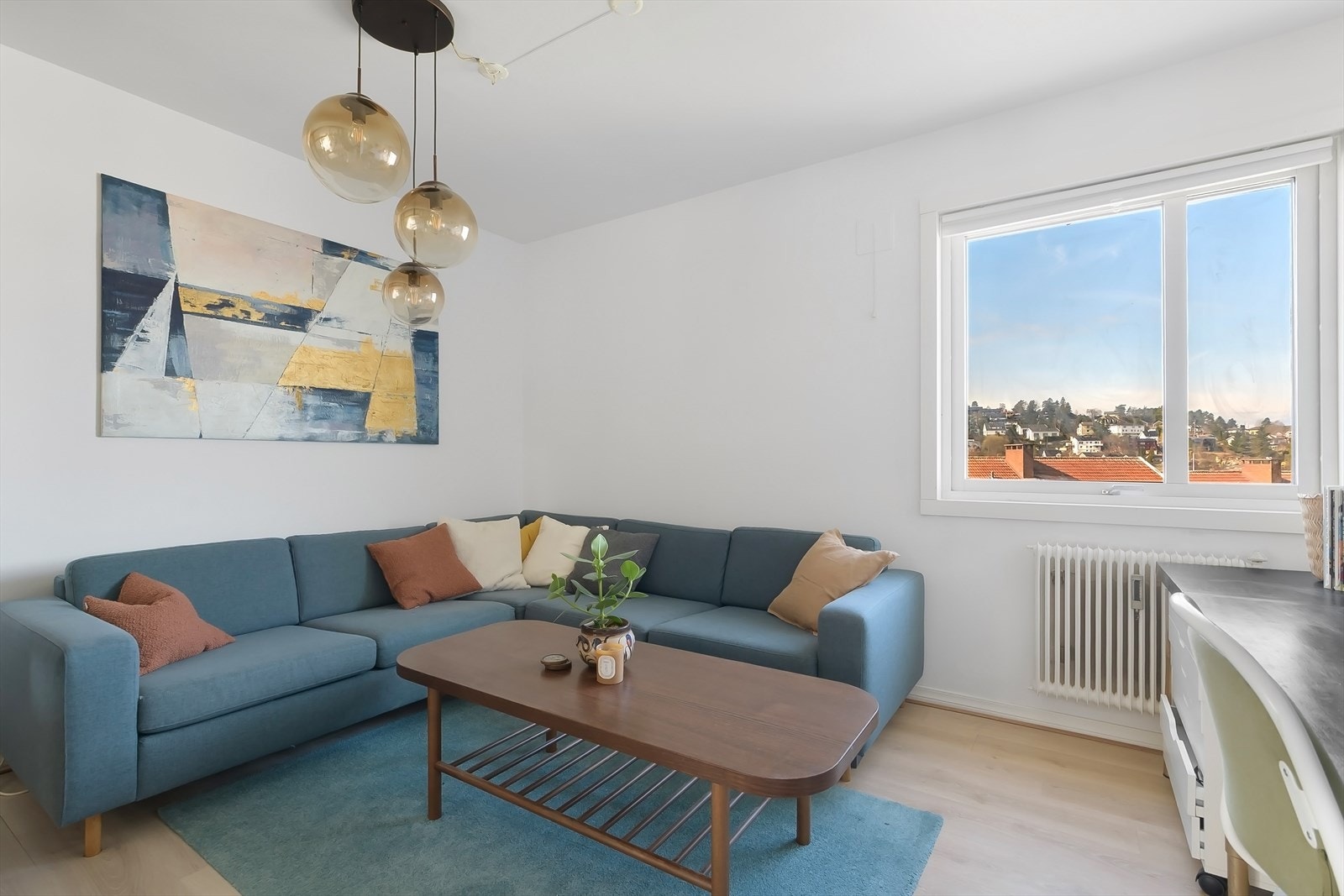 Flott stue med god plass til sofa, tv-møbler og øvrig ønsket møblement. Galleribilde