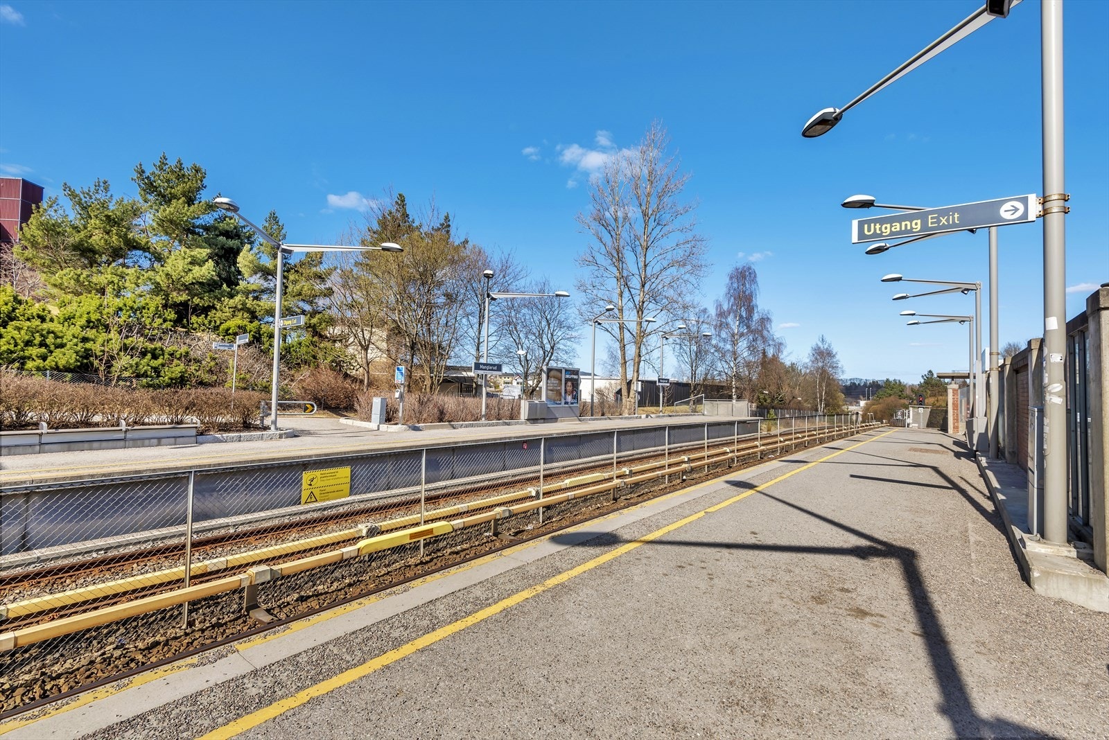 Kollektivtilbudet på Manglerud består av buss og T-bane. Ryen T-banestasjon ligger ca. 5 minutter unna. Galleribilde