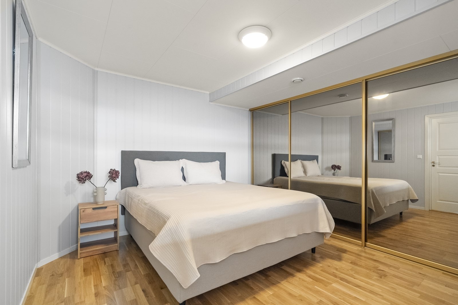 Stort hovedsoverom med mykje oppbevaring i skyvedørsgarderobe Galleribilde