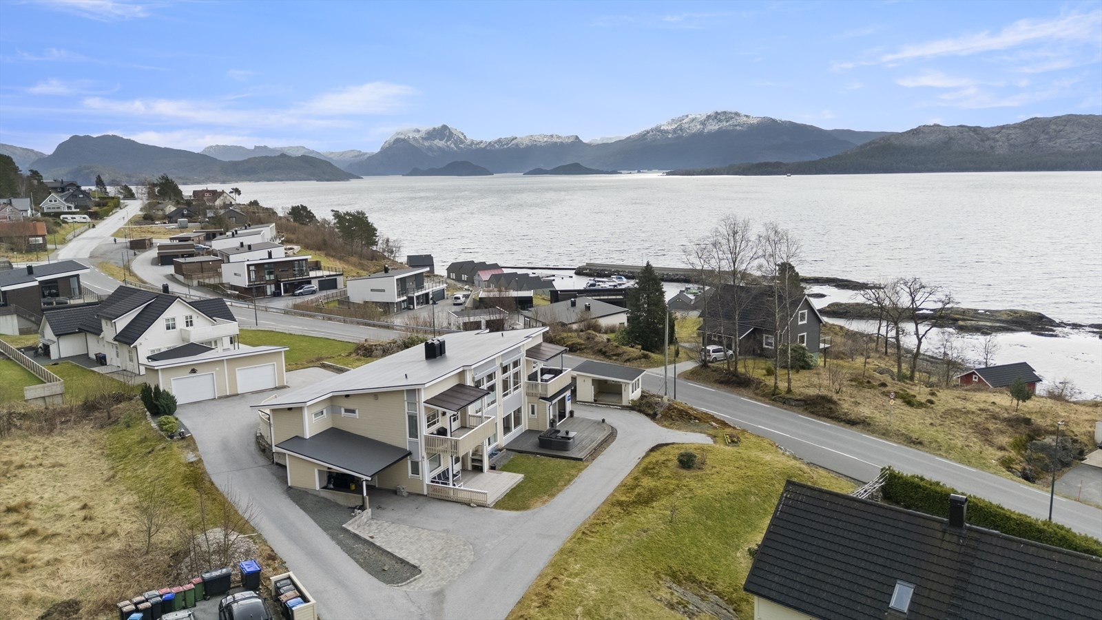 Bussholdeplass finner du likeved, ellers gangsti heilt inn til sentrum. Galleribilde