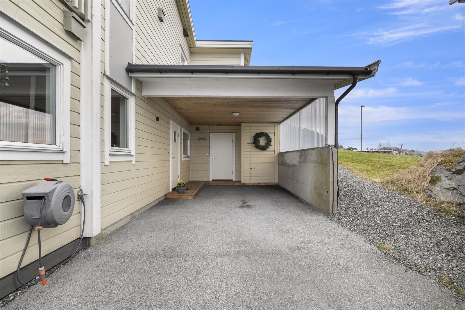 Opparbeida med asfalt på tunet, carport og utebod ved inngangspartiet Galleribilde