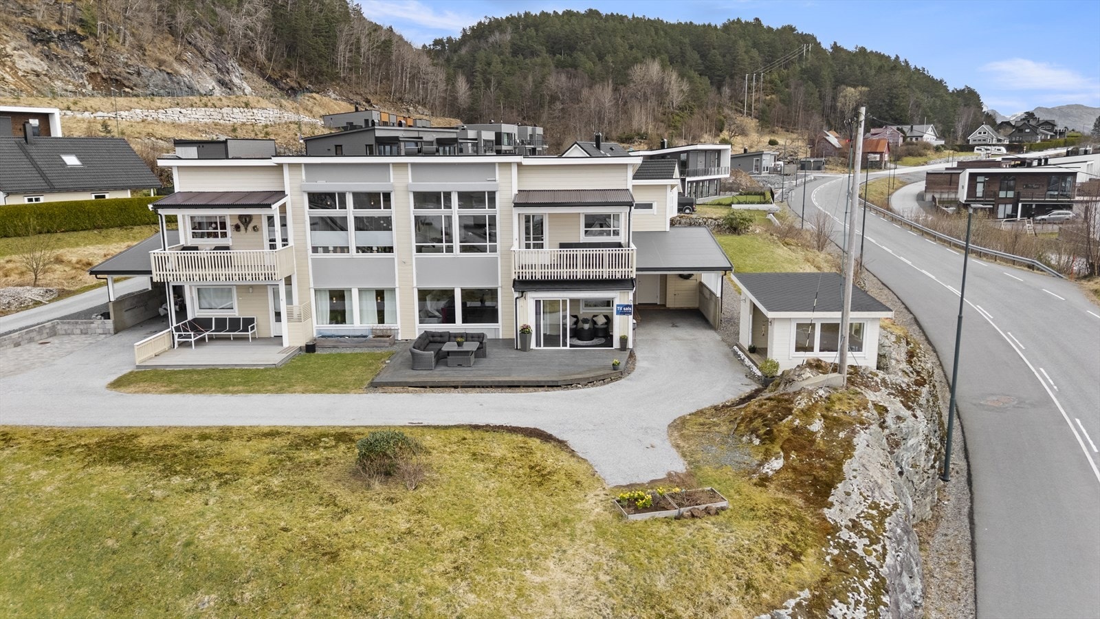 Leilegheita ligg fint til i bustadfeltet. Eit roleg nabolag med kort veg til Brandsøyåsen. Galleribilde