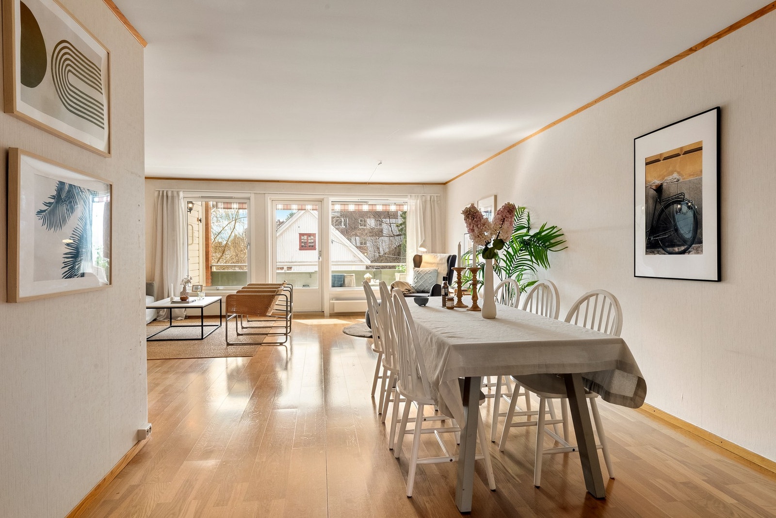 Stuen har plass til både spisestuedel og salongområde Galleribilde