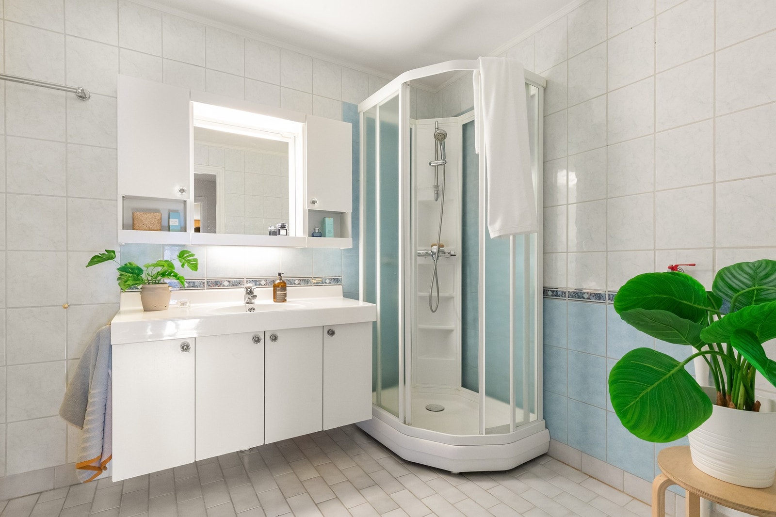 Badet er flislagt med varmekabler og god innredning Galleribilde
