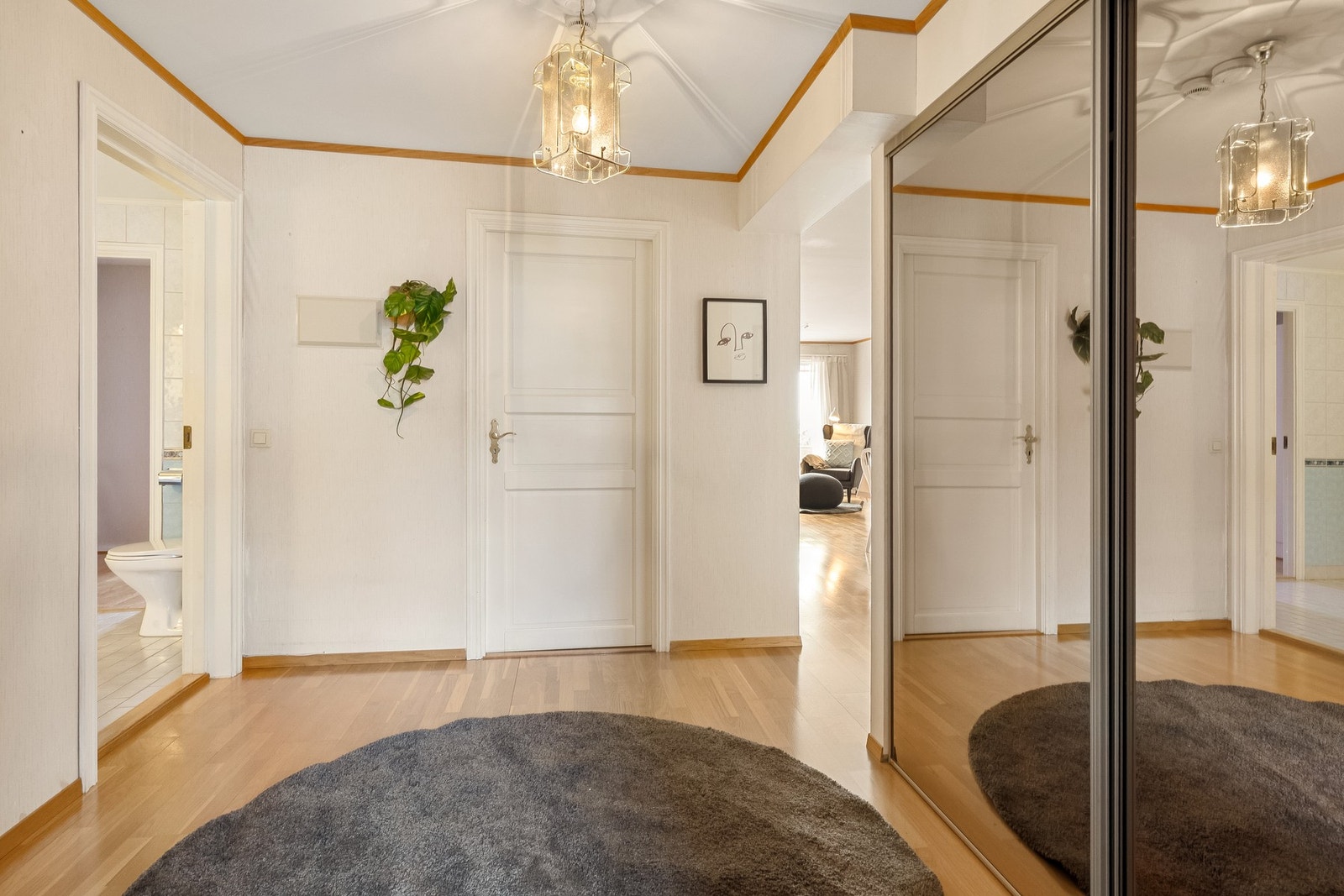 Entreen med garderobeskap Galleribilde