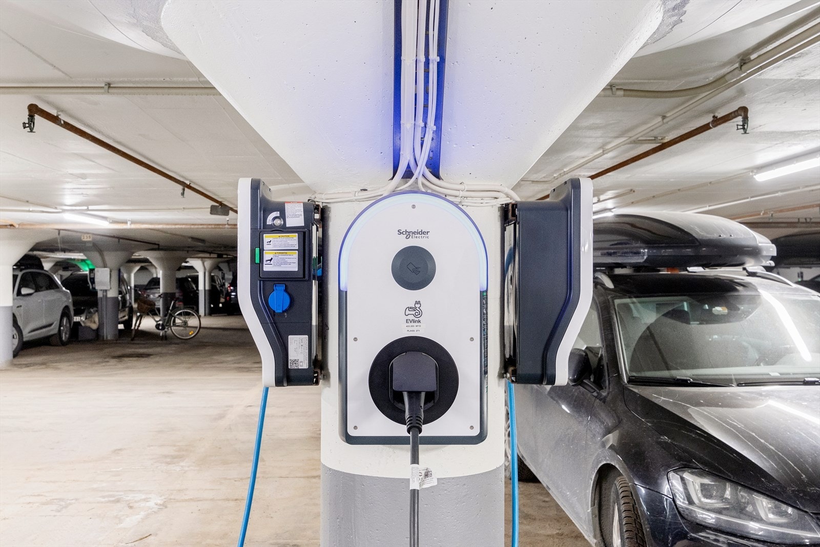 Det er installert el-bil lader på plassen. Galleribilde