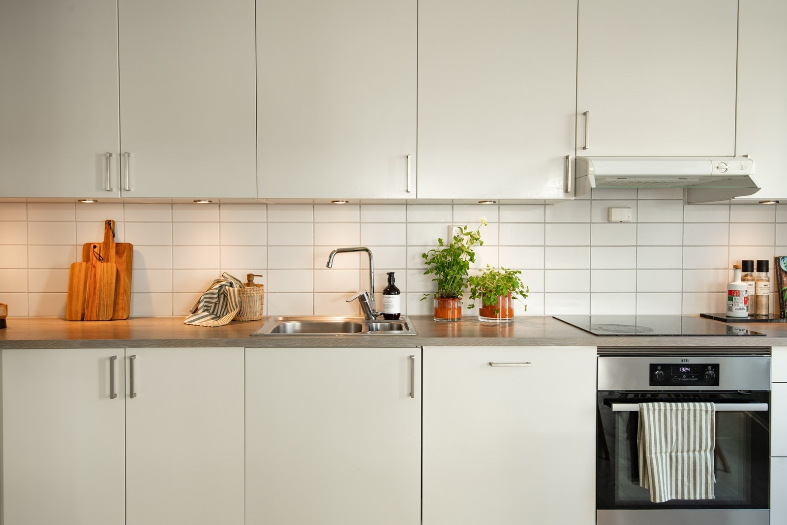 Kjøkkenet har godt med skapplass og gode arbeidsflater, noe som gjør det både praktisk og effektivt i bruk. Galleribilde