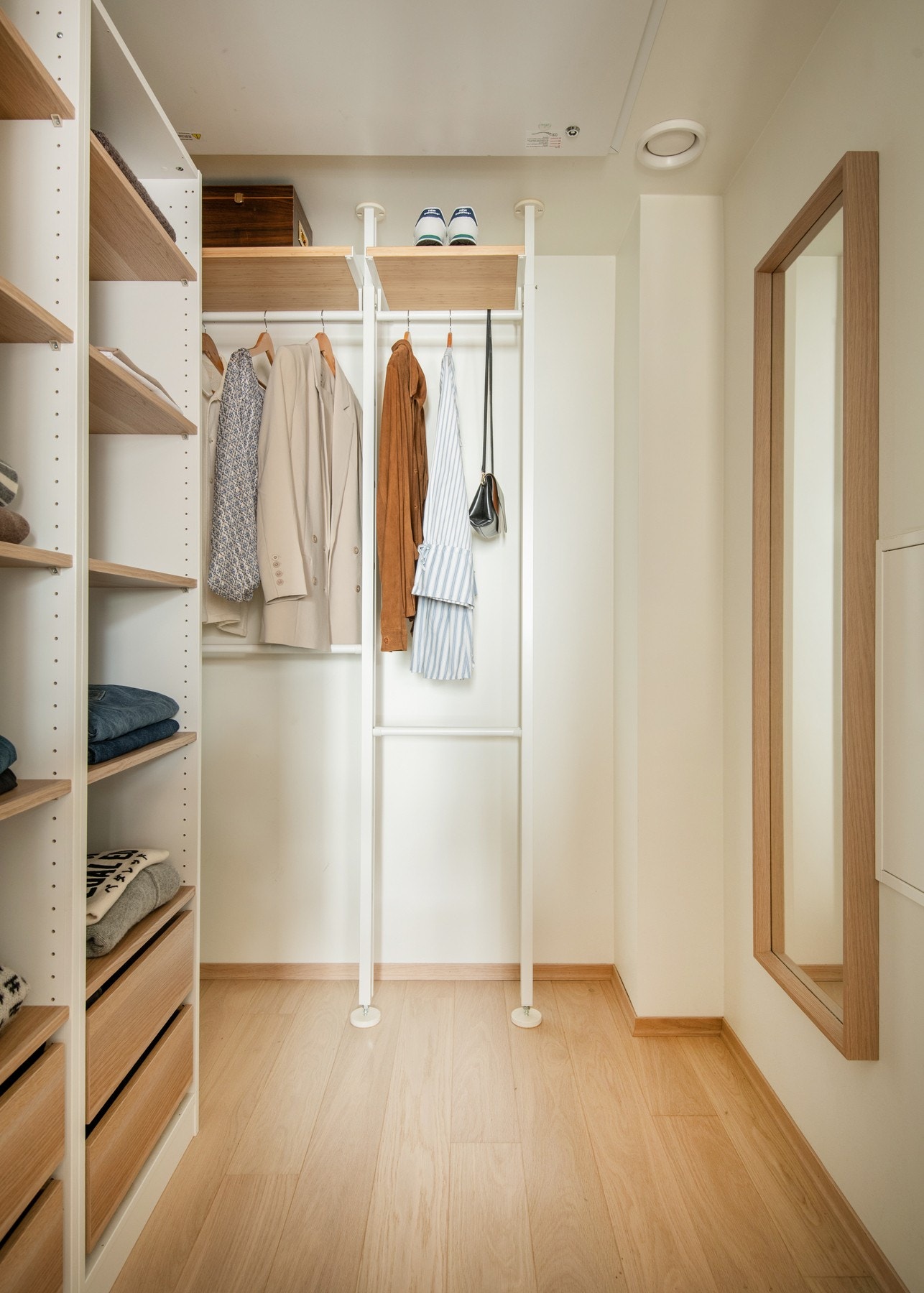 Walk-in garderobe i tilknytning hovedsoverommet. Galleribilde