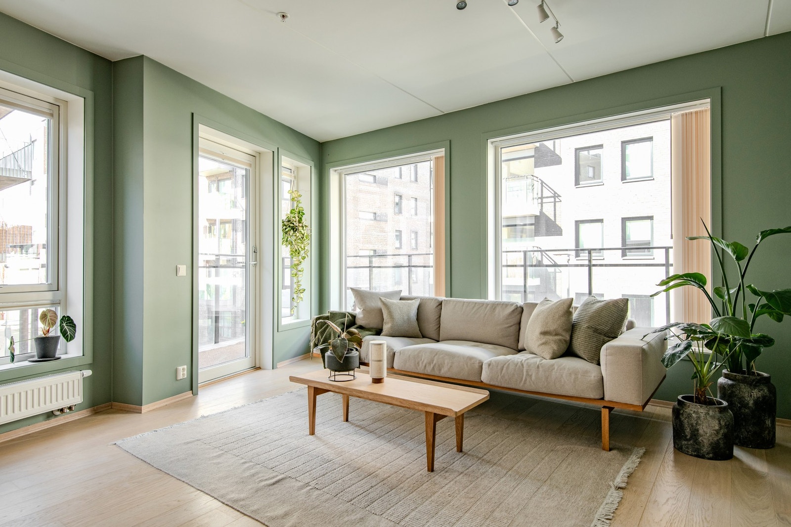 Fra stuen er det direkte utgang til boligens balkong, som forlenger oppholdsarealet i de varmere månedene. Galleribilde