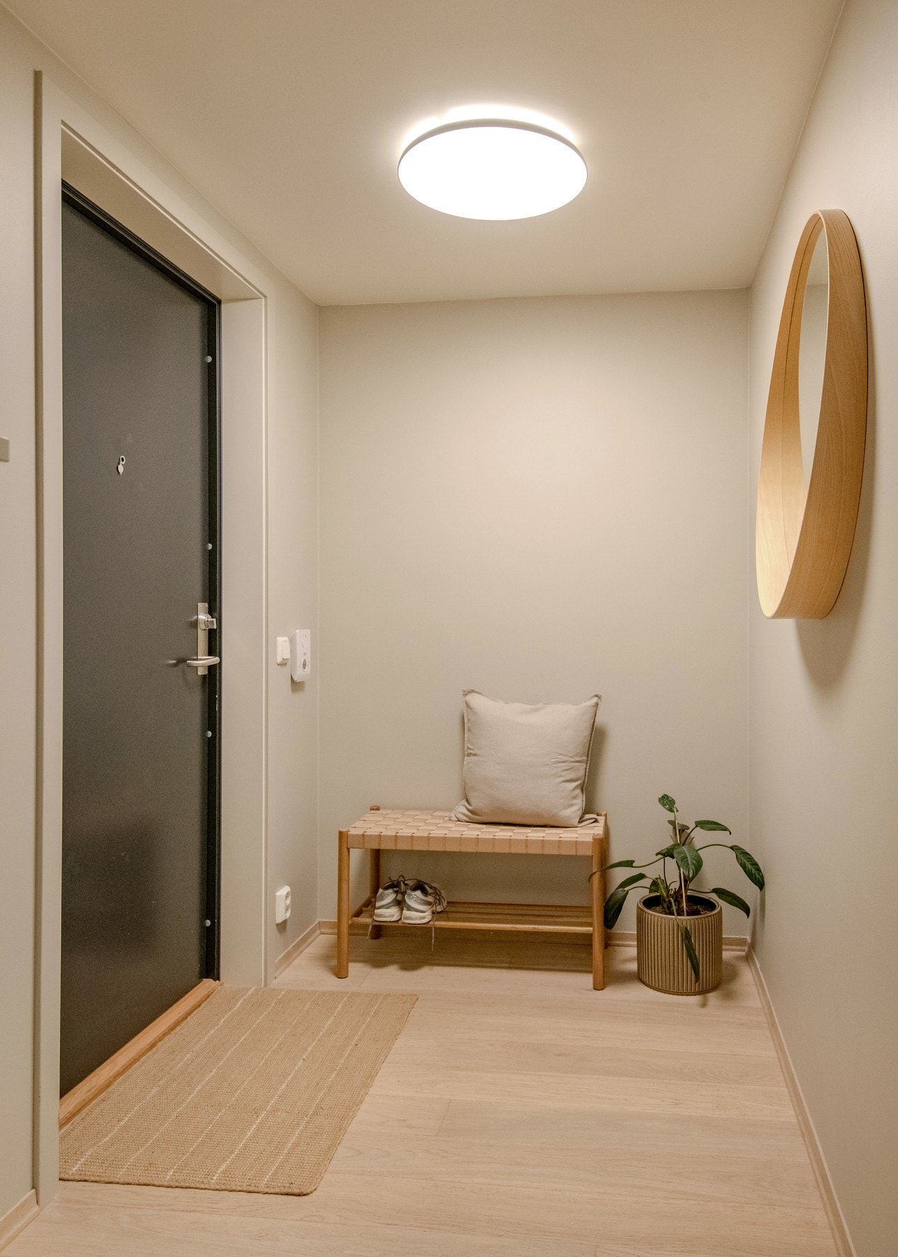 Entréen fremstår som en lys og funksjonell velkomstsone. Galleribilde
