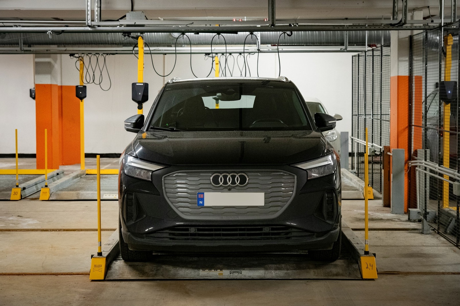 Boligen disponerer en garasjeplass med elbil-lader. Galleribilde