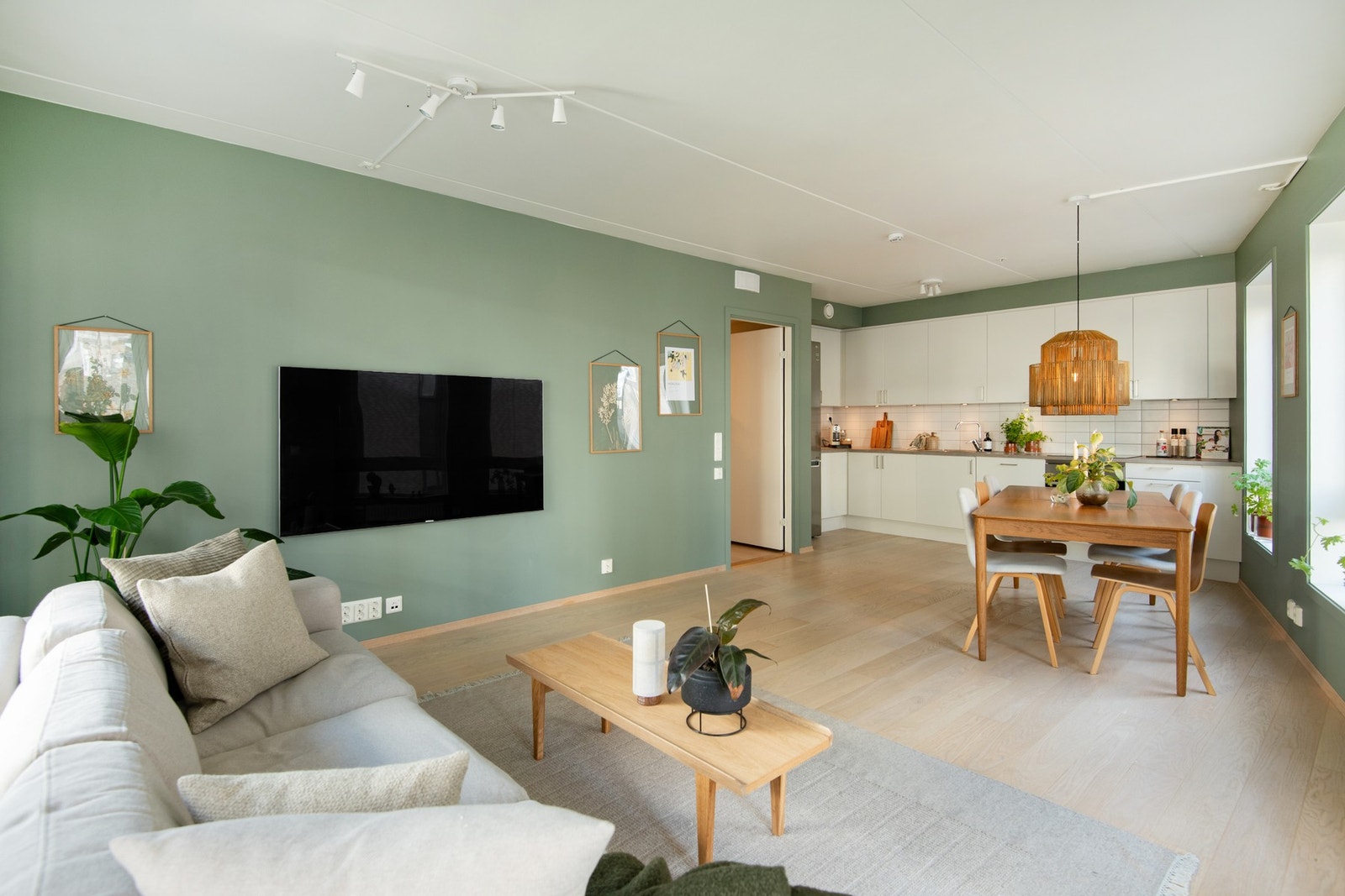 Stuen er et romslig og moderne oppholdsrom med en attraktiv, åpen løsning mot kjøkkenet, som legger til rette for et komfortabelt hverdagsliv. Galleribilde