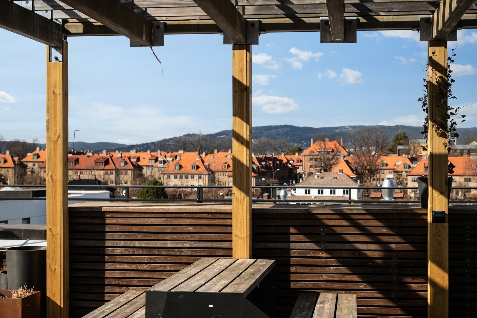På takterrassen er det satt ut flere sittebenker. Galleribilde