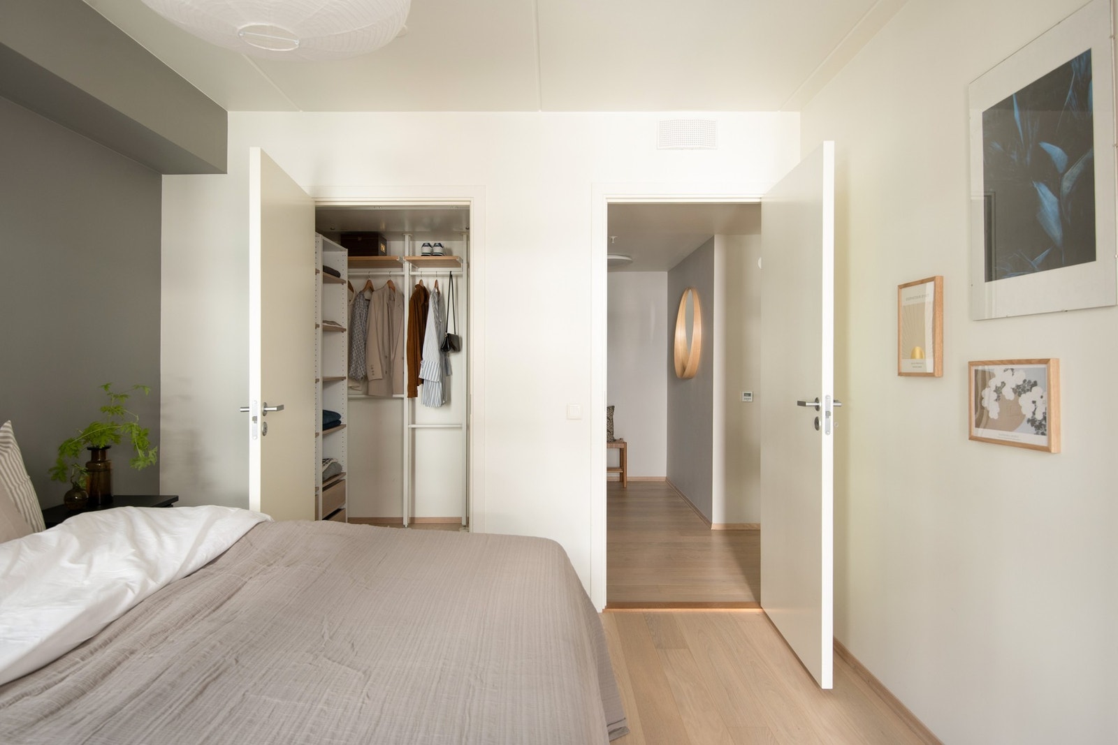 Hovedsoverommet har egen walk-in garderobe med rikelig oppbevaringsplass, noe som gir en praktisk og ryddig løsning. Galleribilde