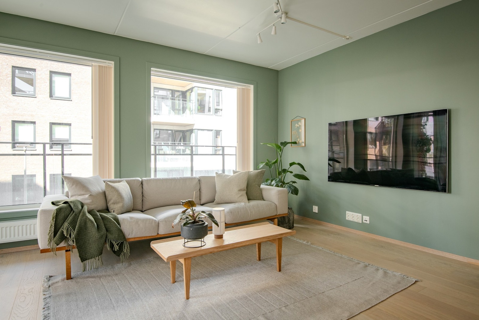 Oppholdsrommet har en naturlig inndeling med god plass til en hyggelig sofakrok i den andre enden, med plass til sofa, salongbord og TV-løsning. Galleribilde
