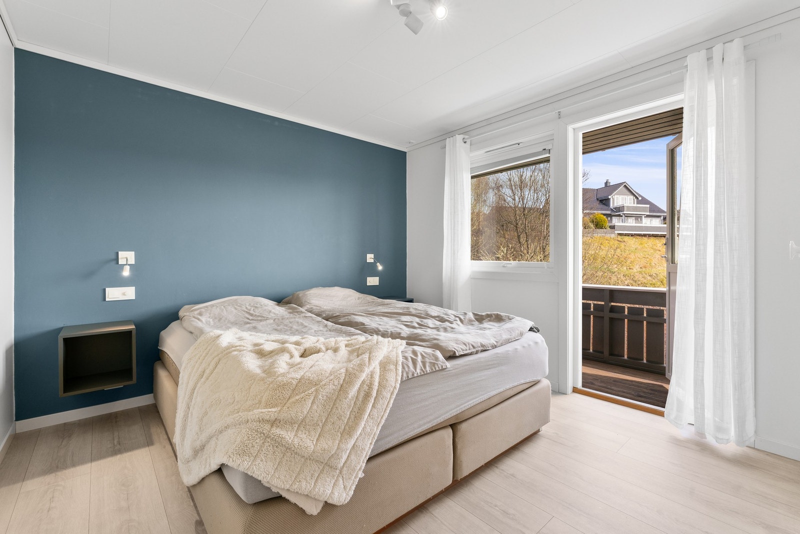 Romslig hovedsoverom med god plass til dobbeltseng Galleribilde