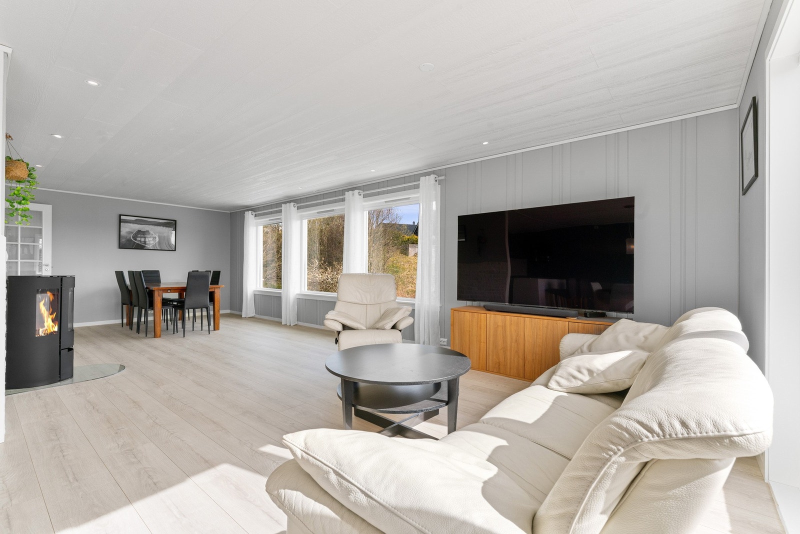 Stue/ kjøkken er på hele 55 m² så her har man god plass! Galleribilde