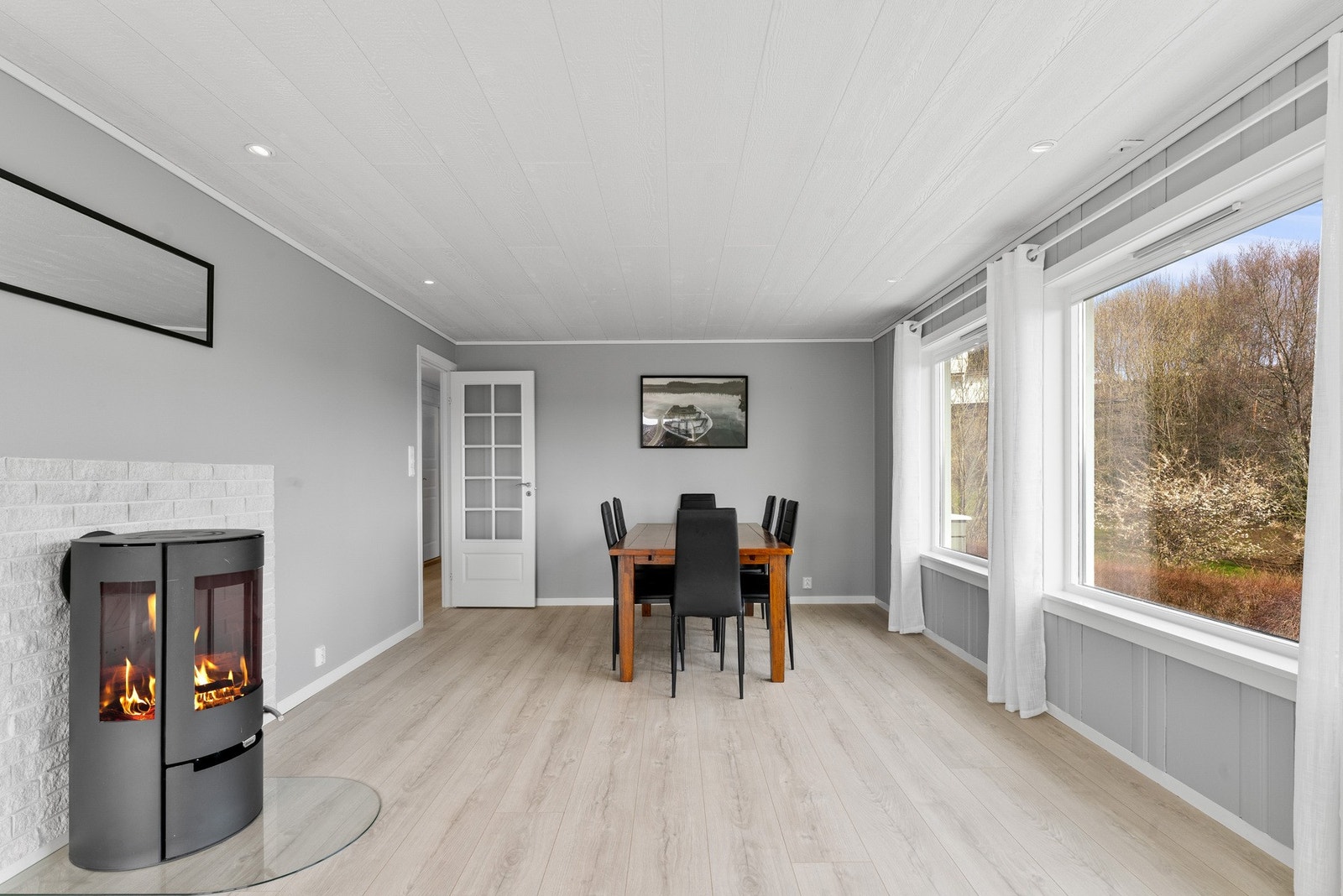 Downlights i himlinger gir fin belysning og er godt inntrykk. Montert ny rentbrennende vedovn i 2019 Galleribilde