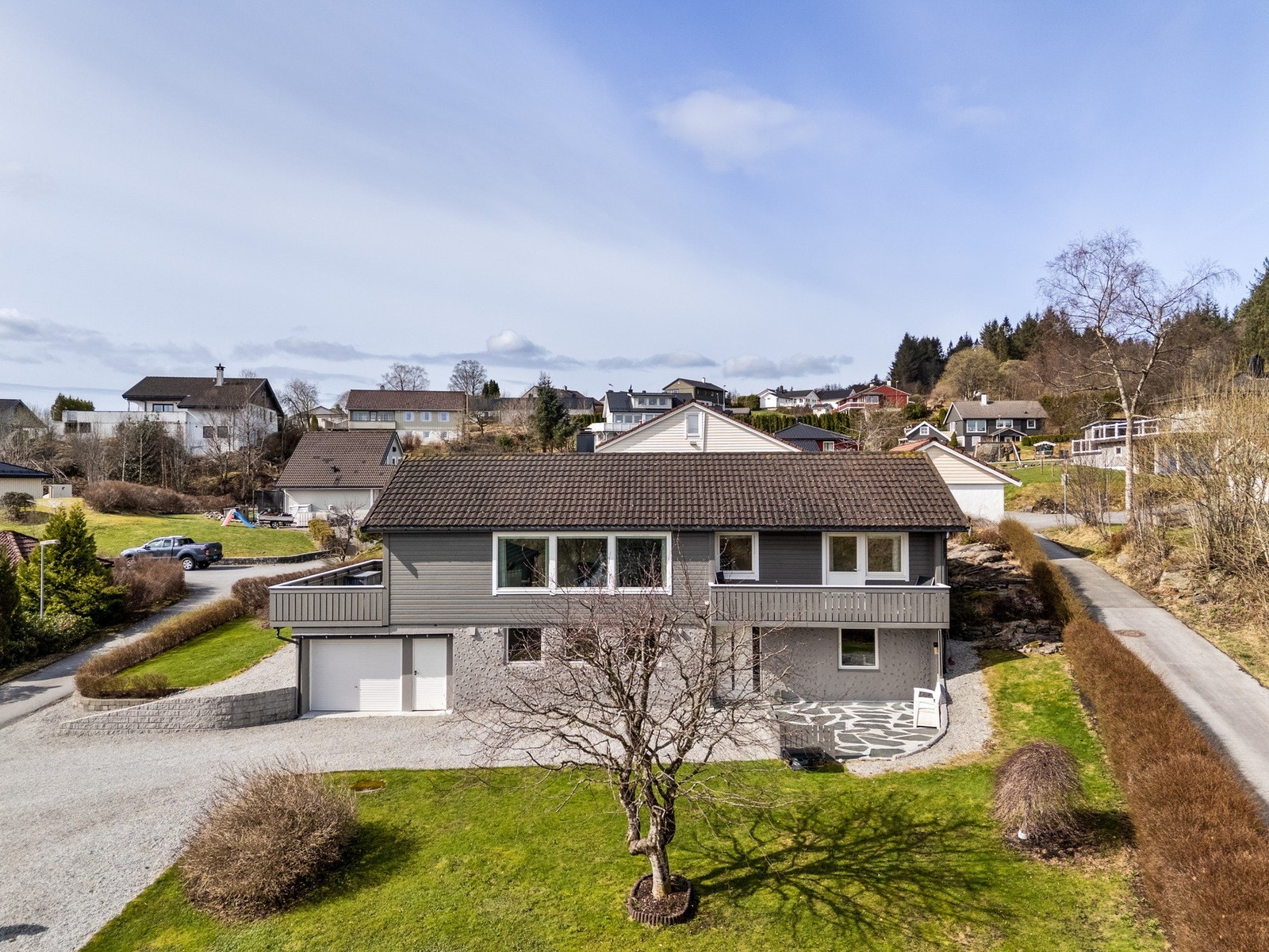 Tomten er pent opparbeidet og barnevennlig med hageareal, singlet tun/ parkering, beplantning m.m. Galleribilde