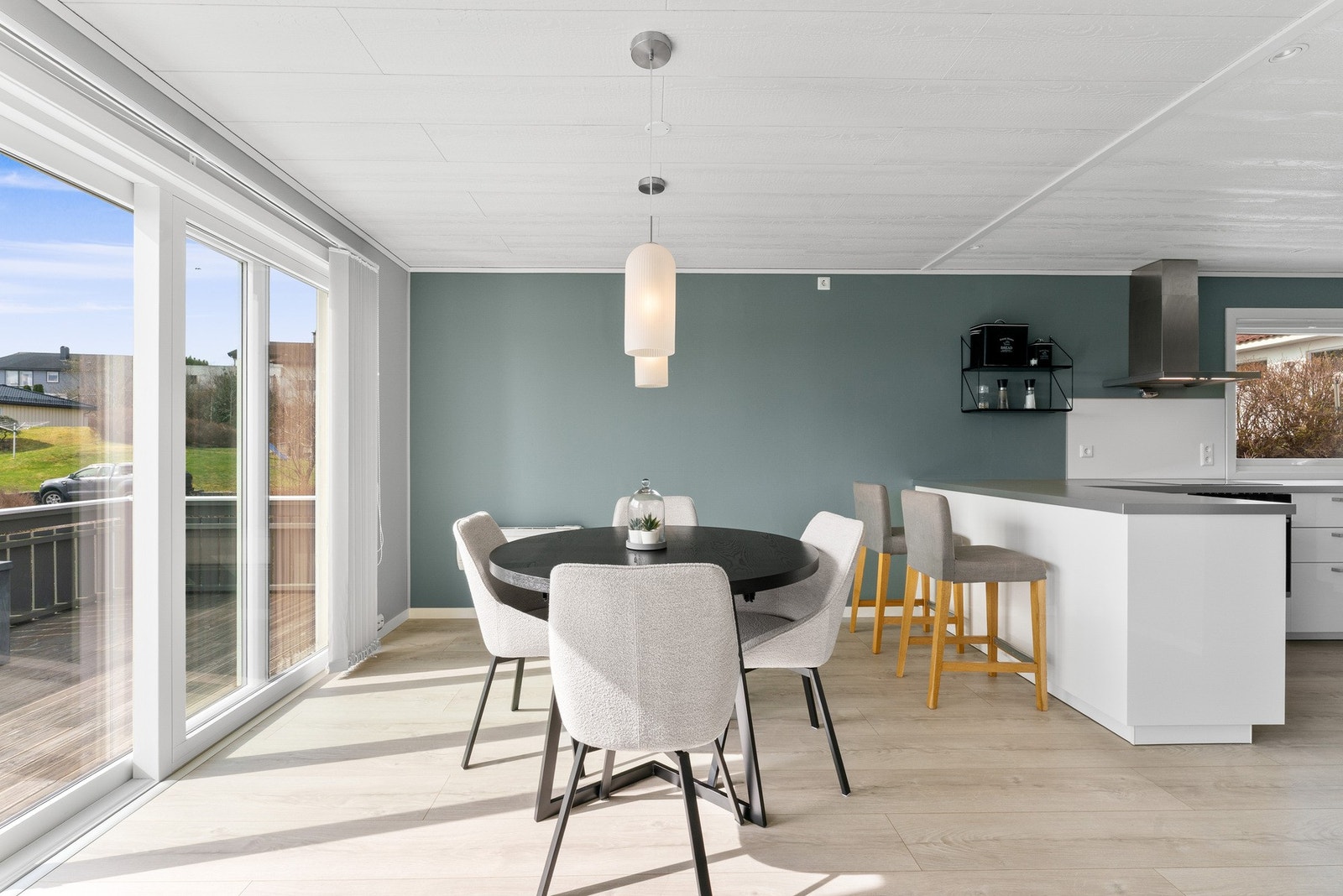 Åpen stue kjøkkenløsning med utgang til solrik terrasse. Galleribilde
