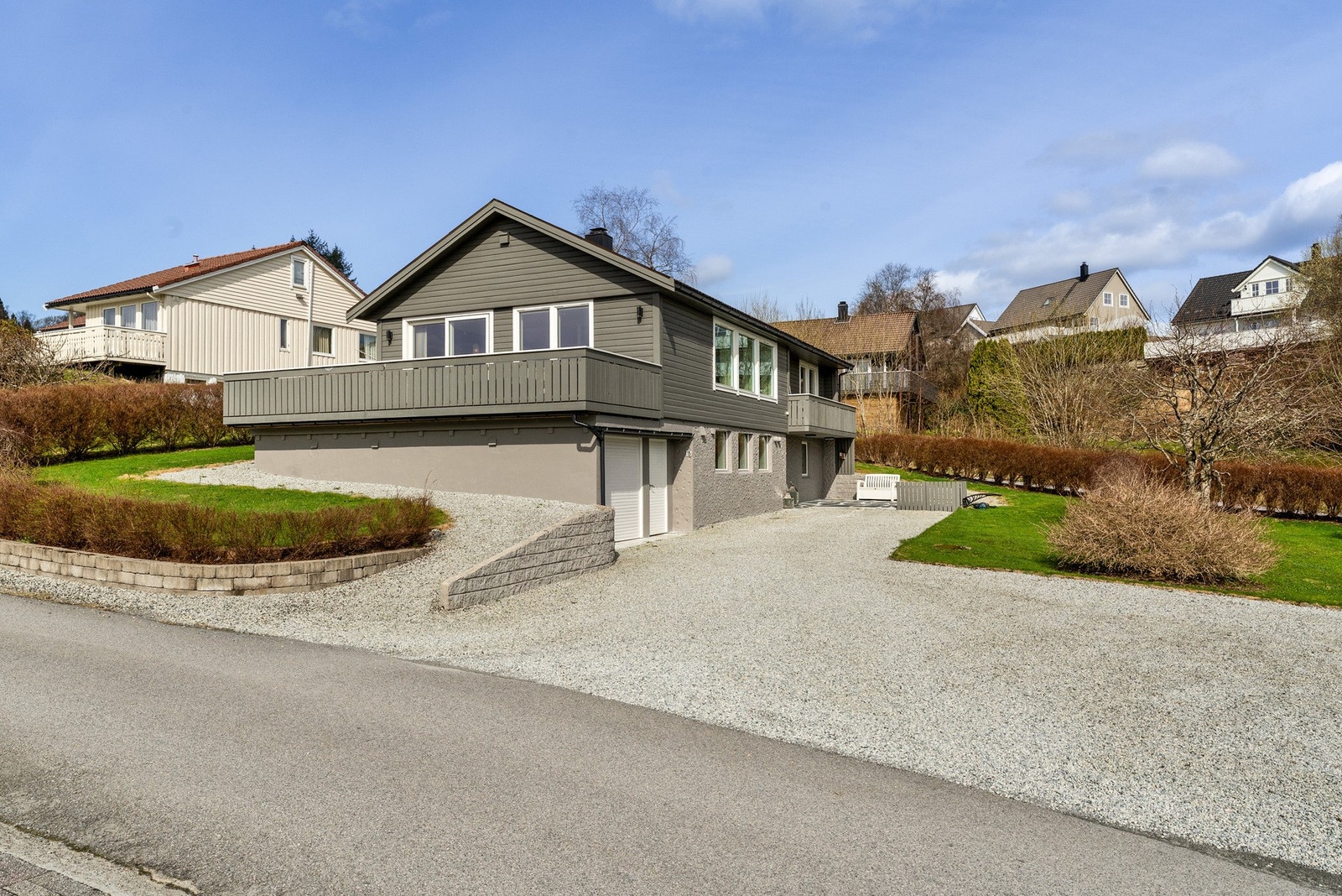 Boligen fikk ny kledning og ble etterisolert i 2018. Pipe ble innkledd i 2017. Galleribilde
