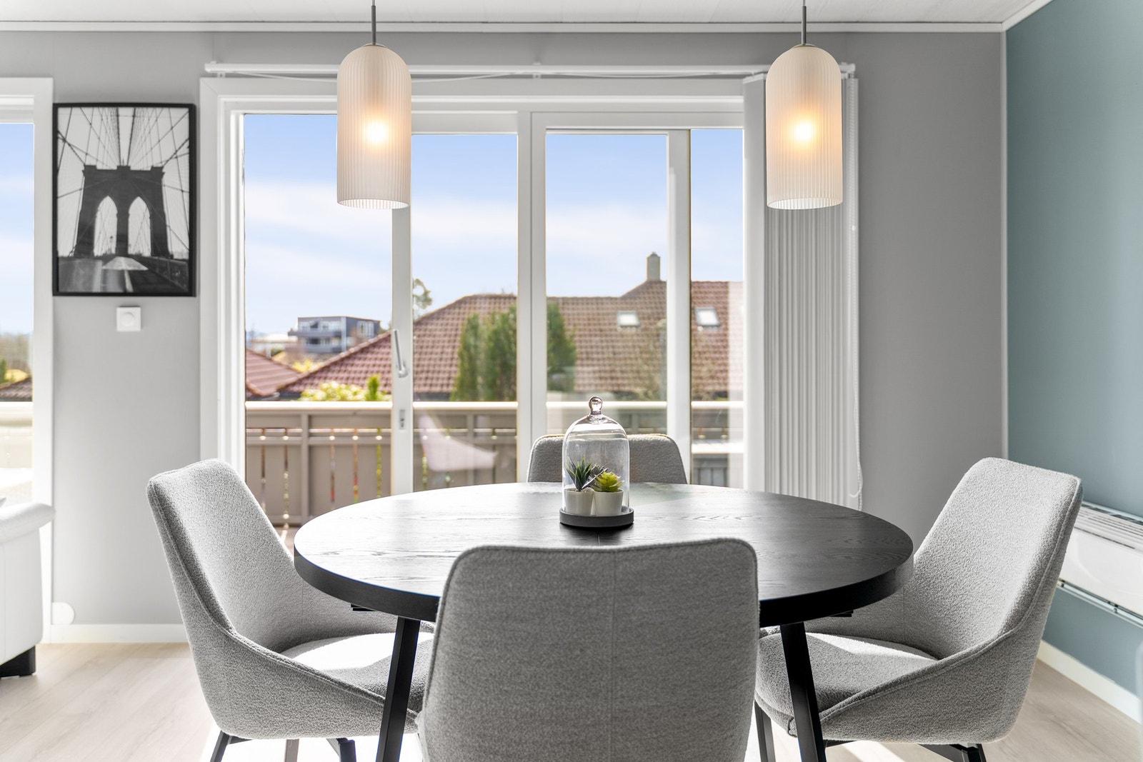 Her kan man nyte gode måltider samtidig som skyvedøren står på vidt gap om sommeren Galleribilde